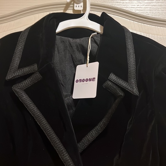 New Women’s Omoone black velvet coat in Medium (I also have it in maroon S) - Picture 3 of 9